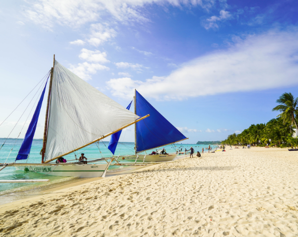 水上活動三選二:水晶獨木舟/風帆船/香蕉船→Sunny Side西式早午餐→兒童創意堆沙堡(打卡聖母礁岩)→招待椰子冰淇淋→韓式烤肉吃到飽