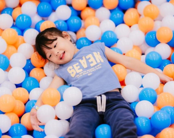 睡到自然醒→尚泰購物中心(兒童天堂~巨型充氣主題樂園、波波池、搖搖馬)→Big C伴手禮購買→平河河畔餐廳(現場LIVE BAND表演)