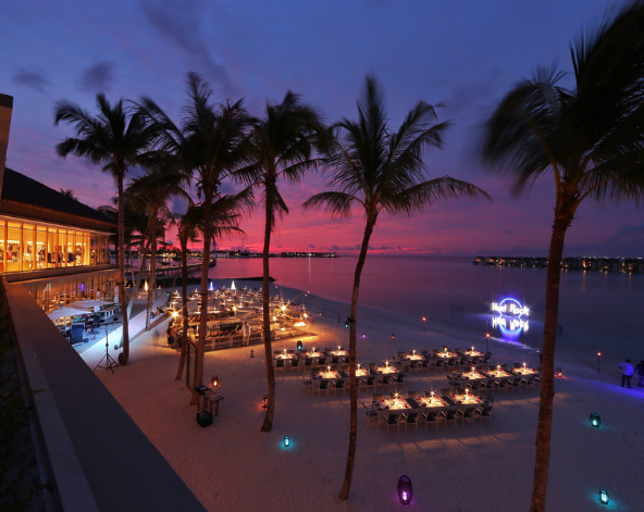 自由活動→前往機場島換乘快艇前往度假島→度假島自由活動(HB早晚餐)