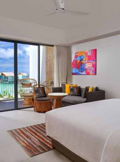 早餐後退房→自由活動→搭乘快艇前往機場島→飛往轉機地