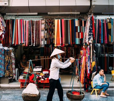 復古皮卡吉普車城市之旅→往前下龍市→五星飯店自由時間(游泳池、健身房、小孩俱樂部)→海鮮風味餐