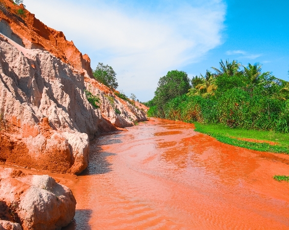 渡假村內悠閒早晨時光→越南撒哈拉(白沙丘吉普車、紅沙丘、漁村、仙女溪)→海濱咖啡廳(含一杯飲品)→美奈海鮮風味餐