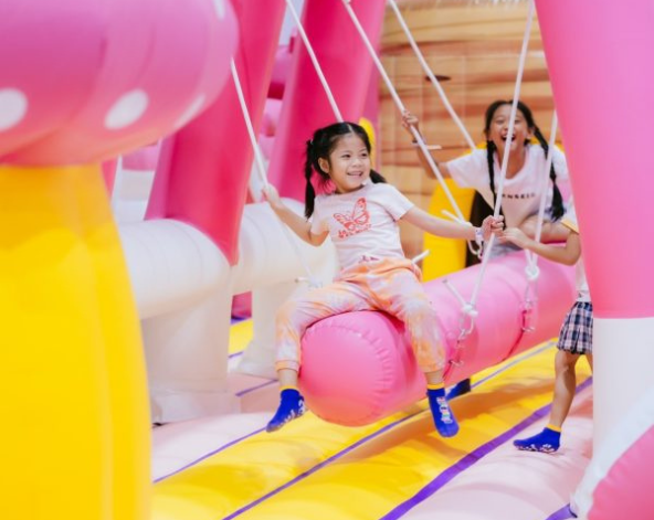 睡到自然醒→尚泰購物中心(兒童天堂~巨型充氣主題樂園、波波池、搖搖馬)→Big C伴手禮購買→平河河畔餐廳(現場LIVE BAND表演)