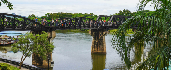 DAY4:曼谷發車前往北碧 (中停景點 桂河大橋 & 水上餐廳用餐 & 死亡鐵路精華路段 & 茉莉之城)→渡假村內營火泰式風味餐+糖果大風吹