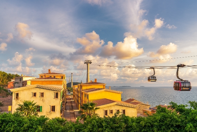 世界最長跨海纜車→香島水樂園(漂漂河、滑水道多項水上設施一次玩)→陸樂園(木製-雲霄飛車、老鷹之眼)→地中海小鎮&親吻橋→海景餐廳→小鎮夜市
