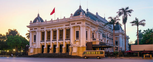 復古皮卡吉普車城市之旅→前往下龍市→五星飯店自由時間(游泳池、健身房、小孩俱樂部)→越式海鮮風味餐