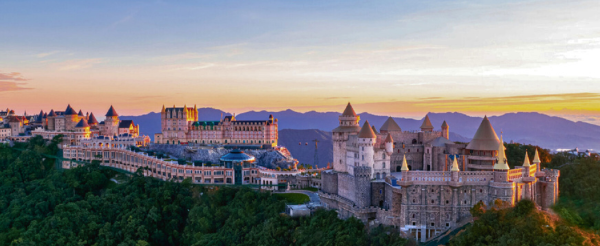 巴拿山太陽世界(小法國山城、Fantasy Park奇幻樂園、黃金佛手橋、靈應寺、纜車、園內自助午餐)→澎派海鮮火鍋→山茶夜市