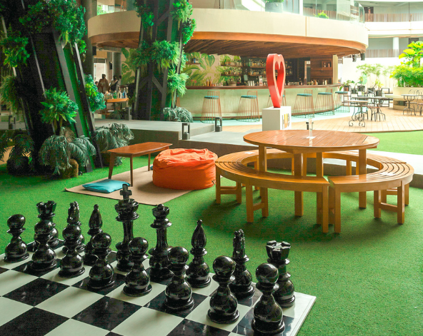 享用飯店早餐&泳池戲水→決定你的一天時光 (舒壓按摩、黃昏遊艇、踏浪玩水、採買伴手禮)→五星文華海灣自助餐