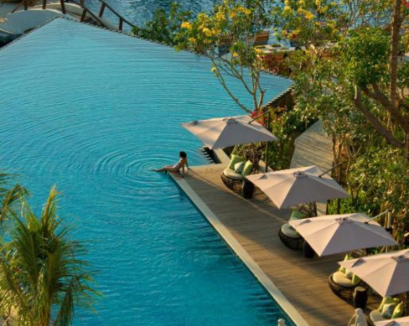 渡假村內享用早餐→當地超市採買→水上餐廳→機場→台北