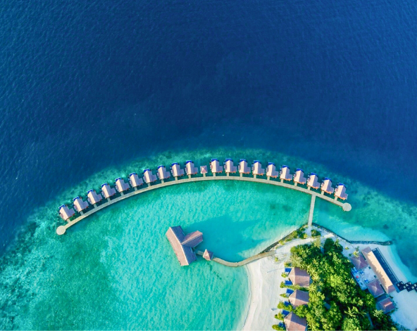 自由活動→前往機場島換乘快艇前往渡假村→入住瀉湖水上屋→渡假村自由活動(HB早晚餐)