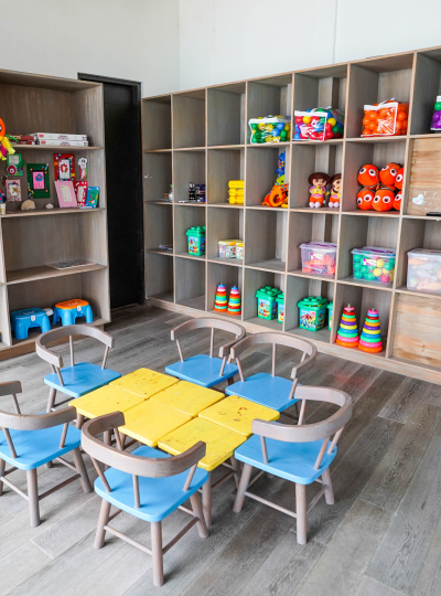 早餐→退房→前往機場島→飛往吉隆坡(機上跨夜)