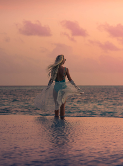 早餐→退房→前往機場島→飛往吉隆坡(機上跨夜)