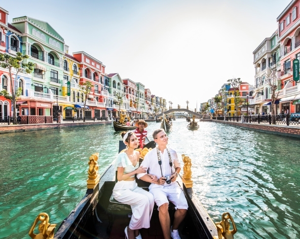 珍珠野生動物園(東南亞特有鳥類秀、Safari遊獵車)→富國大世界&貢多拉遊船→海鮮先生