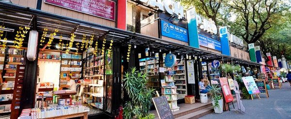 台北→胡志明→越式經典黃煎餅→粉紅教堂→貢咖啡(含一杯飲品)→西貢必訪(西貢郵政局、書街、阮惠街、咖啡公寓、檳城市場)→西貢河夜景遊船晚餐