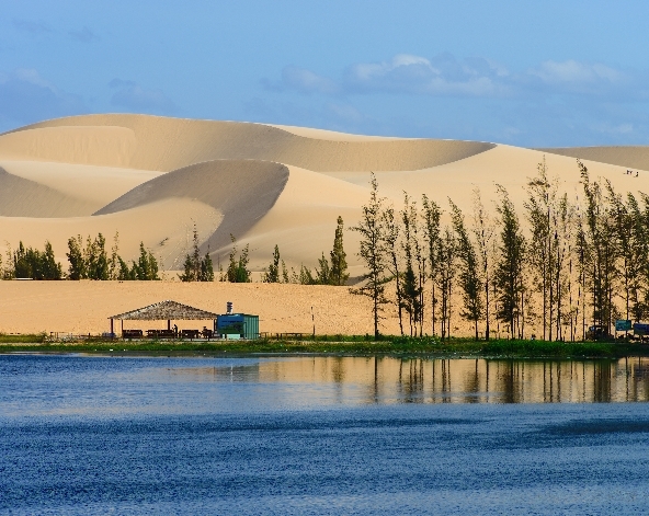 渡假村內悠閒早晨時光→越南撒哈拉(白沙丘吉普車、紅沙丘、漁村、仙女溪)→海濱咖啡廳(含一杯飲品)→美奈海鮮風味餐
