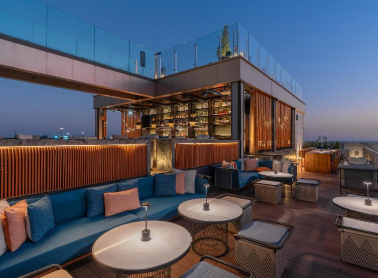 睡到自然醒→尚泰購物中心(推薦巨型充氣主題兒童樂園)→入住五星飯店(泳池戲水、兒童俱樂部、空中酒吧Chill一下)→平河河畔餐廳→Big C伴手禮購買